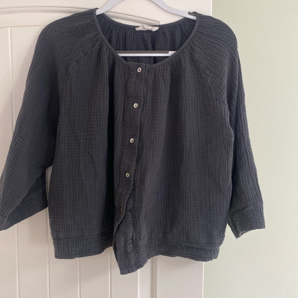 CJLA crop flowy button down 3/4 length sleeve grey top